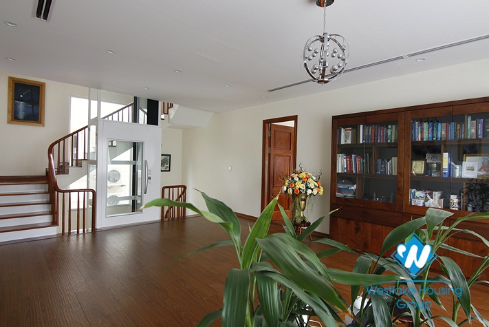  Massive ambassador corner villa for rent in Vinhomes Riverside - Long Bien